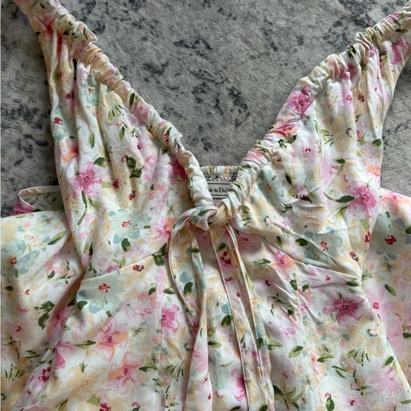 Abercrombie & Fitch Floral Dress. size XS. Adjustable straps with buttons. Slit - Picture 7 of 8